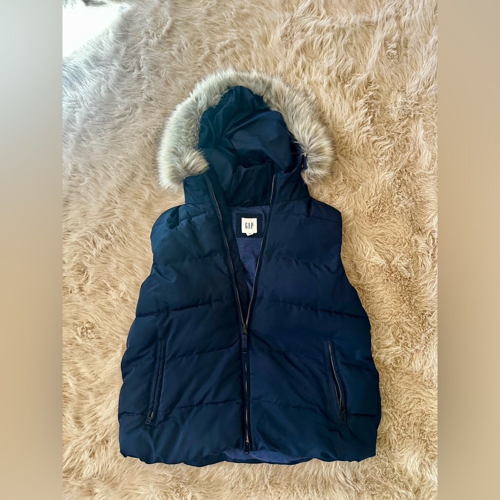 GAP Dark Blue Puffer Winter Snow Vest Pockets Fur Hood Medium Warm PrimaLoft
